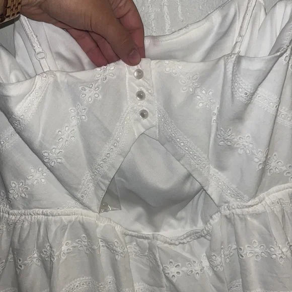 White eyelet dress with open back and thicker straps. Brand new, never worn! - Picture 5 of 7